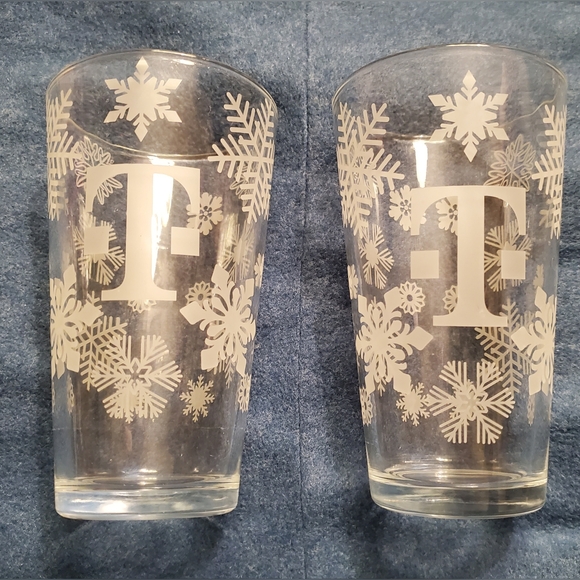 NEW T-Mobile Set of 2 Holiday Snowflake Winter Scene Pint Glass Tumblers NIB - Picture 3 of 16